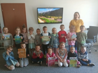 Przedszkolaki z gr. V w bibliotece