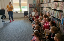 Dzieci ogladaja zdjecia laki na duzym ekranie