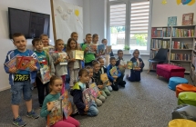 Dzieci z gr. VII z ksiazkami.