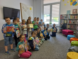 Dzieci z gr. VII z ksiazkami.