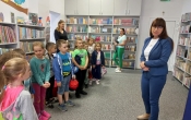 Dyr. biblioteki z pracownikami wita przedszkolakow.
