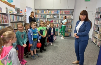 Dyr. biblioteki z pracownikami wita przedszkolakow.