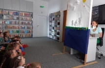 Szesciolatki z gr. VII ogladaja teatrzyk cieni. (2)