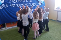 Dzieci z grupy IX - taniec motyli  (1)