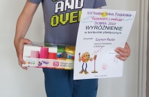 Chlopiec z dyplomem i nagroda (1)