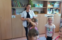 Dziecko w czepku pielegniarskim