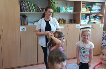 Dziecko w czepku pielegniarskim