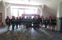 dzieci w przebraniu strazaka