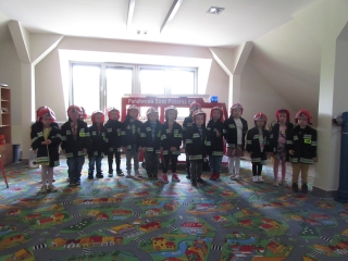 dzieci w przebraniu strazaka