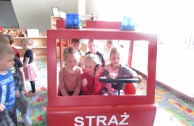 dzieci w makiecie samochodu strazackiego
