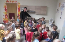 dzieci poznaja niebezpieczenstwa pozarowe w kuchni