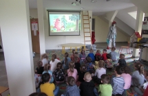 dzieci ogladaja filmiki edukacyjne