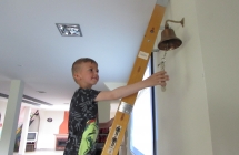 stary dzwonek wzywajacy do pozaru