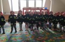 dzieci w strojach strazackich