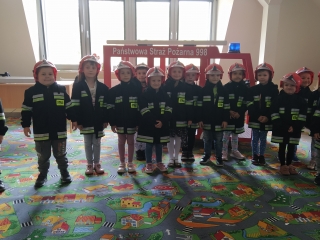 dzieci w strojach strazackich