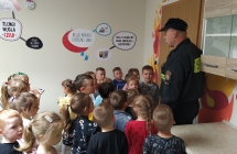 dzieci sprawdzja czy drzwi wejsciowe sa cieple