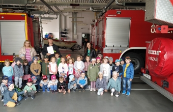 wspolne zdjecie dzieci ze stazakiem KPPSP w Turku