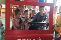 dzieci w mini wozie strazackim