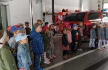 dzieci ogladaja sprzet gasniczy