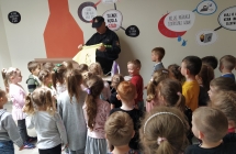 dzieci obserwuja co sie stanie gdy przypali sie ubranie zelazkiem