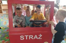 dzieci jada mini wozem strazackim