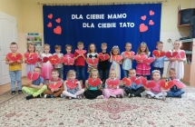 Przedszkolaki z gr. V z sercami dla rodzicow