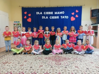Przedszkolaki z gr. V z sercami dla rodzicow