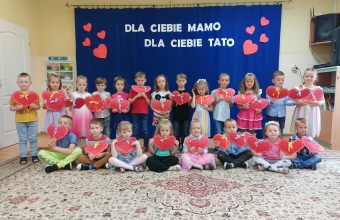 Przedszkolaki z gr. V z sercami dla rodzicow
