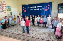 Chlopcy recytują wiersz dla taty