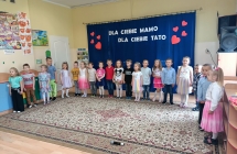 Dzieci z gr. V podczas występu z okazji Dnia Mamy i Taty