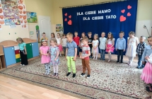 Dzieci skladaja rodzicom zyczenia