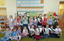 Przedszkolaki z wlasnorecznie wykonanymi samolotami(1)