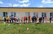 Dzieci z gr. V puszczają papierowe samoloty
