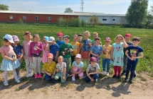 Dzieci z gr. VII z bukietem polnych roślin.