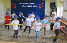 Chlopcy z gr. VII w układzie tanecznym z laskami.