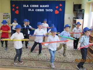 Chlopcy z gr. VII w układzie tanecznym z laskami.