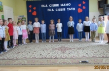 Sześciolatki z gr. VII wykonują piosenkę dla mamy.