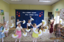 Dziewczynki z gr. VII podczas ukladu tanecznego z kwiatami.