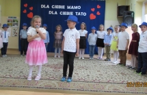 Uśmiechnięte dzieci z gr. VII recytują wiersz.