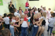 Dzien Mamy i Taty wreczanie prezentow rodzicom_resized_20220601_074246779