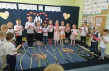 Dzien Mamy i Taty dzieci z prezentami dla rodzicow_resized_20220601_074247310