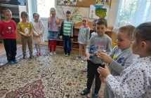 Dzieci z gr. VII przekazują sobie szklankę wypelnioną wodą.