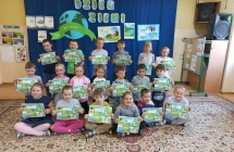 Dzieci z gr. VII prezentują uzupełnione karty pracy.