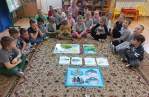 Dzieci z grupy VII ogladają ilustracje dot. krążenia wody w przyrodzie.