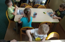 Grupa 2 dzieci maluja ogrodek