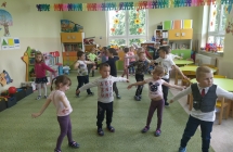 Dzieci wykonuja cwiczenia
