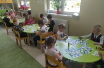 Dzieci projektuja mape aktywwnosci w parku