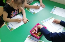 Dzieci zaznaczaja stopien zanieczyszczenia powietrza