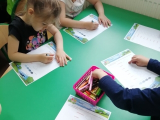 Dzieci zaznaczaja stopien zanieczyszczenia powietrza