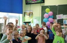 Dzieci ogladaja film Kubus i czyste powietrze